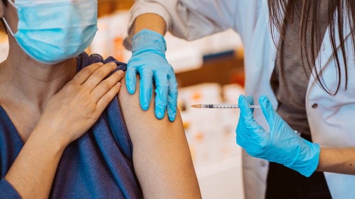 Flu Shot: What to Know About Side Effects, Protection and Timing - The ... Flu b symptoms identify treat and prevent