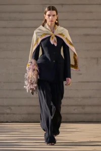 Roksanda Ilinčić Bridges the Gap Between Brutalist Architecture and Artisanal Fiber Art in Latest Runway Presentation